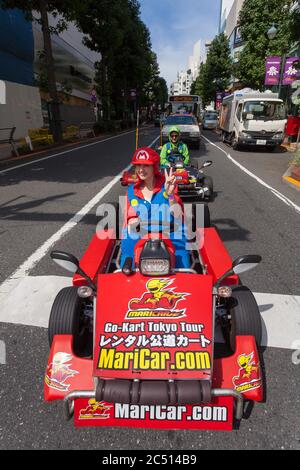 Shibuya, Japan. September 2017. Westliche Touristen genießen es, die Straßen von Tokio auf Go-Karts organisiert von Mari Car Company.These Go-Kart-Touren Handel auf der Super Mario Carts Spielidee und Charaktere sind eine beliebte Touristenattraktion in Tokio. Obwohl es Sicherheits- und Copyright-Probleme gibt, die das Unternehmen bald dazu zwingen könnten, die Touren zu beenden. Kredit: Damon Coulter/SOPA Images/ZUMA Wire/Alamy Live Nachrichten Stockfoto