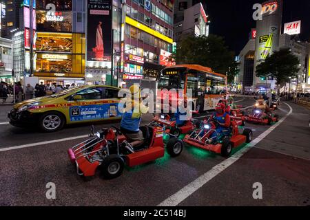 Shibuya, Japan. September 2017. Westliche Touristen genießen es, die Straßen von Tokio auf Go-Karts organisiert von Mari Car Company.These Go-Kart-Touren Handel auf der Super Mario Carts Spielidee und Charaktere sind eine beliebte Touristenattraktion in Tokio. Obwohl es Sicherheits- und Copyright-Probleme gibt, die das Unternehmen bald dazu zwingen könnten, die Touren zu beenden. Kredit: Damon Coulter/SOPA Images/ZUMA Wire/Alamy Live Nachrichten Stockfoto