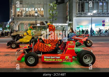 Shibuya, Japan. April 2018. Westliche und asiatische Touristen genießen es, Go Carts durch Shibuya Kreuzung zu reiten, Gekleidet als Charaktere aus dem Super Mario Carts Spiel und Tigger von Winnie the Pooh auf Touren von Mari Car Unternehmen organisiert.Diese Go Cart Touren Handel auf der Super Mario Carts Spielidee und Charaktere sind eine beliebte Touristenattraktion in Tokio. Obwohl es Sicherheits- und Copyright-Probleme gibt, die das Unternehmen bald dazu zwingen könnten, die Touren zu beenden. Kredit: Damon Coulter/SOPA Images/ZUMA Wire/Alamy Live Nachrichten Stockfoto