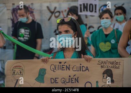 Madrid, Spanien. Juni 2020. Hunderte von Menschen haben sich bei einer Versammlung in Puerta del Sol in Madrid versammelt, um gegen die Privatisierung der öffentlichen Gesundheit zu protestieren, bei der die Beschäftigten im Gesundheitswesen eine Erhöhung des Budgets für die primäre Gesundheitsversorgung sowohl im Bereich der Humanressourcen als auch der Materialien und mehr Zeit für die Patientenversorgung fordern. (Foto von Alberto Sibaja/Pacific Press) Quelle: Pacific Press Agency/Alamy Live News Stockfoto