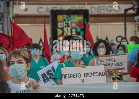 Madrid, Spanien. Juni 2020. Hunderte von Menschen haben sich bei einer Versammlung in Puerta del Sol in Madrid versammelt, um gegen die Privatisierung der öffentlichen Gesundheit zu protestieren, bei der die Beschäftigten im Gesundheitswesen eine Erhöhung des Budgets für die primäre Gesundheitsversorgung sowohl im Bereich der Humanressourcen als auch der Materialien und mehr Zeit für die Patientenversorgung fordern. (Foto von Alberto Sibaja/Pacific Press) Quelle: Pacific Press Agency/Alamy Live News Stockfoto