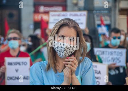 Madrid, Spanien. Juni 2020. Hunderte von Menschen haben sich bei einer Versammlung in Puerta del Sol in Madrid versammelt, um gegen die Privatisierung der öffentlichen Gesundheit zu protestieren, bei der die Beschäftigten im Gesundheitswesen eine Erhöhung des Budgets für die primäre Gesundheitsversorgung sowohl im Bereich der Humanressourcen als auch der Materialien und mehr Zeit für die Patientenversorgung fordern. (Foto von Alberto Sibaja/Pacific Press) Quelle: Pacific Press Agency/Alamy Live News Stockfoto