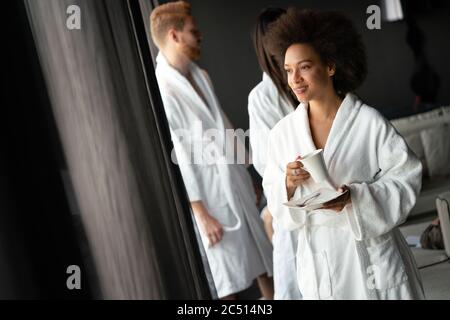 Porträt einer schönen jungen Frau, die Tee in einem Bademantel in einem Wellness-Spa-Center trinkt Stockfoto