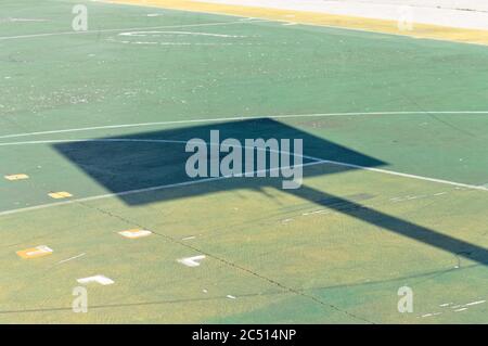 Basketball-Hoop-Schatten auf einem farbigen Spielplatz (Pesaro, Italien, Europa) Stockfoto