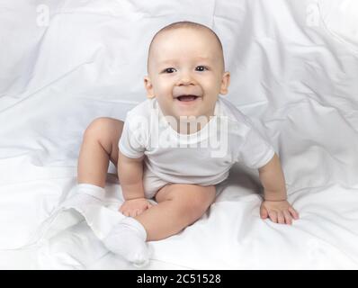 Foto von sitzen lächelnd sieben Monate altes Baby Stockfoto