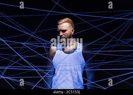 Foto von bärtigen Mann in weißen Fäden in ultravioletten verwickelt Stockfoto