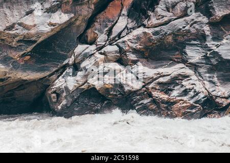 Die Turbulenzen in der Tiger Leap Gorge, Yunnan, China. Stockfoto