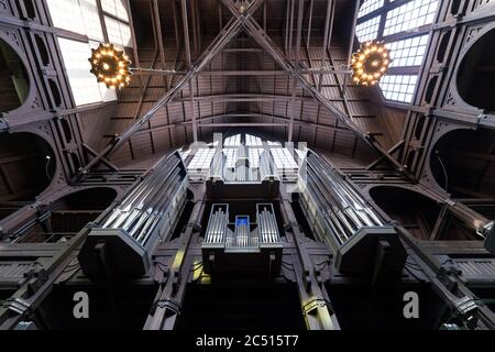 Decke und Orgel im Inneren der Kiruna Kirche in Kiruna, Schweden. Es ist eines der größten Holzgebäude Schwedens Stockfoto