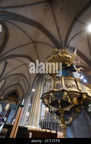 Innenraum der Kathedrale mit der reich verzierten und vergoldeten Kanzel in der schwedischen Stadt Linkoping. Vertikales Bild Stockfoto