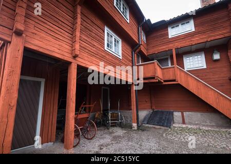 Blick auf das traditionelle Holzhaus mit tiefem Falu-Rot oder falun-Rot in der Altstadt Gamla Linkoping, Schweden Stockfoto