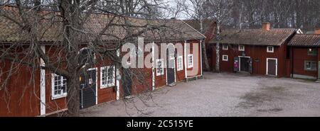 Traditionelle Holzhäuser mit tiefem Falu-Rot oder falun-Rot in der Altstadt Gamla Linkoping, Schweden Stockfoto
