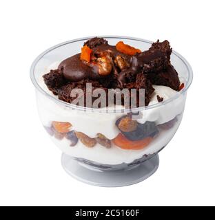 Mousse Dessert in Take Away Plastikbecher isoliert auf weiß Stockfoto