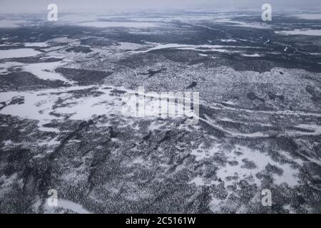 Luftaufnahme des Kiruna-Gebietes mit einer Straße in Lappland in Schweden im Winter Stockfoto