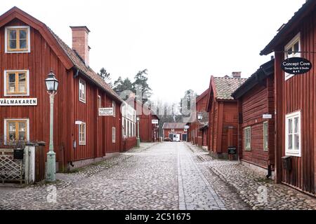 Blick auf traditionelle Holzhäuser mit tiefem Falu-Rot oder falun-Rot in der Altstadt Gamla Linkoping, Schweden Stockfoto