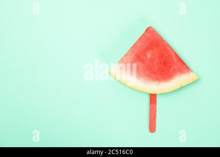 Wassermelone Scheibe auf Eis Stick auf Minze Hintergrund. Sommerfrüchte Stockfoto