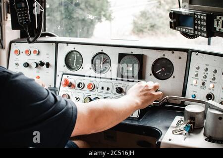 Ein Comeng-Elektrozug in Melbourne Australien, Innensteuerung wird von einem Zugführer gefahren Stockfoto