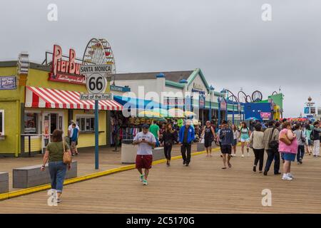 Santa Monica, Kalifornien, USA - 12. Juni 2015: Menschen auf dem Santa Monica Pier. Geschäfte, Restaurant und Unterhaltung im Resort. Stockfoto