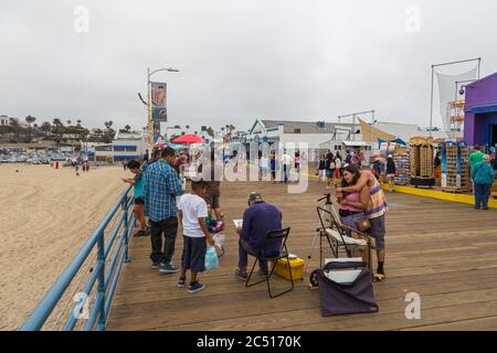 Santa Monica, Kalifornien, USA - 12. Juni 2015: Menschen auf dem Santa Monica Pier. Geschäfte, Restaurant und Unterhaltung im Resort. Stockfoto