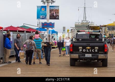 Santa Monica, Kalifornien, USA - 12. Juni 2015: Menschen auf dem Santa Monica Pier. Geschäfte, Restaurant und Unterhaltung im Resort. Stockfoto