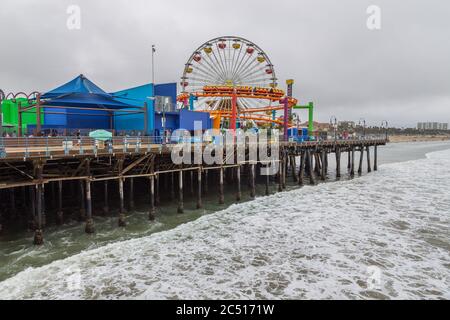 Santa Monica, Kalifornien, USA - 12. Juni 2015: Menschen auf dem Santa Monica Pier. Geschäfte, Restaurant und Unterhaltung im Resort. Stockfoto