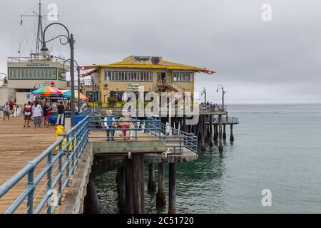 Santa Monica, Kalifornien, USA - 12. Juni 2015: Menschen auf dem Santa Monica Pier. Geschäfte, Restaurant und Unterhaltung im Resort. Stockfoto