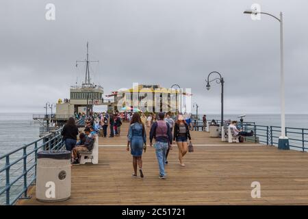 Santa Monica, Kalifornien, USA - 12. Juni 2015: Menschen auf dem Santa Monica Pier. Geschäfte, Restaurant und Unterhaltung im Resort. Stockfoto