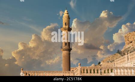 Mardin, Türkei - Januar 2020: Minarett von Ulu Cami, auch bekannt als große Moschee von Mardin mit dramatischen Himmel Stockfoto