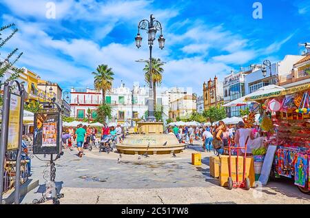 SANLUCAR, SPANIEN - 22. SEPTEMBER 2019: Der belebte und überfüllte Plaza del Cabildo ist die zentrale Lage der Altstadt mit historischen Stadthäusern, Café Stockfoto