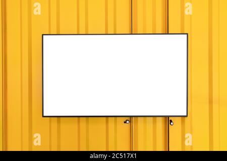 Fernsehbildschirm auf Rolltor oder Wände mit Metall-Material für die Verwendung als Schild und Marketing Stockfoto