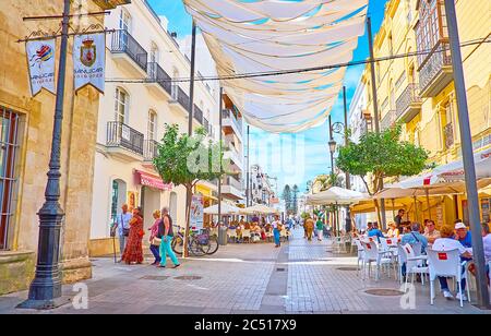 SANLUCAR, SPANIEN - 22. SEPTEMBER 2019: Calle Ancha ist die Haupteinkaufsstraße, gesäumt mit Bars, Restaurants, Modeboutiquen und Souvenirläden, Loca Stockfoto