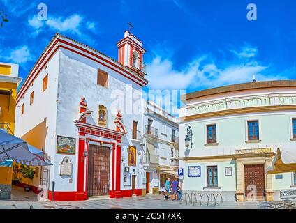 SANLUCAR, SPANIEN - 22. SEPTEMBER 2019: Panorama des San Roque Platzes mit historischem Gebäude der Kirche der Obdachlosen (Desamparados), am 2. September Stockfoto