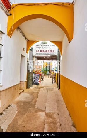 SANLUCAR, SPANIEN - 22. SEPTEMBER 2019: Die enge Passage mit beliebten Cafés, Tavernen, Bars und Bodegas La Cigarrera Weingut, am 22. September in Sanluca Stockfoto