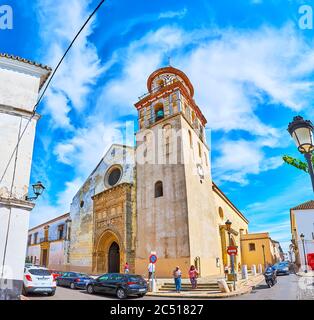 SANLUCAR, SPANIEN - 22. SEPTEMBER 2019: Fassade und Glockenturm der Pfarrkirche unserer Lieben Frau von O (Nuestra Senora de la O), in Condes de Niebl Stockfoto