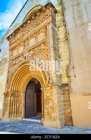 Das mittelalterliche Steintor im spanischen Plateresken Stil der Pfarrkirche Nuestra Senora de la O (Unsere Liebe Frau von O) mit feinen Schnitzereien, Mustern und Wandskulpturen Stockfoto