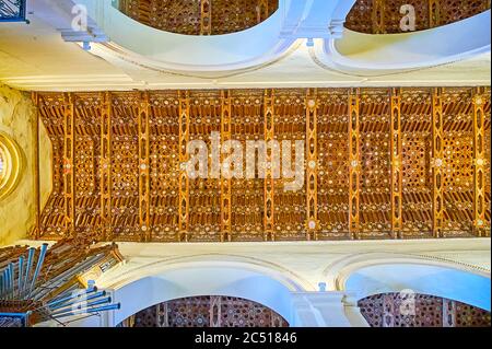 SANLUCAR, SPANIEN - 22. SEPTEMBER 2019: Das komplexe Mudejar Stil Gewölbe in der Pfarrkirche unserer Lieben Frau von O (Nuestra Senora de la O) mit Holz dekoriert Stockfoto