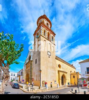 SANLUCAR, SPANIEN - 22. SEPTEMBER 2019: Die Ecke der Pfarrkirche unserer Lieben Frau von O (Nuestra Senora de la O) mit hohem bescheidenen Glockenturm, am 22. September Stockfoto