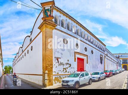 SANLUCAR, SPANIEN - 22. SEPTEMBER 2019: Das Vintage-Gebäude der Solear Weingut von Bodegas Barbadillo, mit Fliesen Jungfrau Maria Bild an der Ecke dekoriert Stockfoto