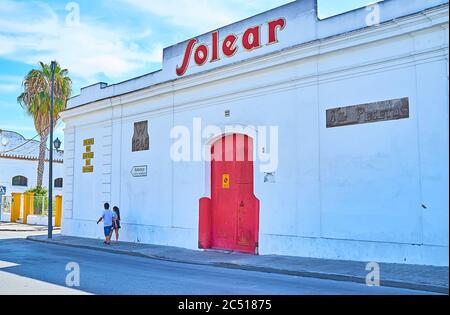 SANLUCAR, SPANIEN - 22. SEPTEMBER 2019: Die Fassade des alten Solear Weinguts von Bodegas Barbadillo, die den Platz von Castillo de Santiago, am Septemb Stockfoto