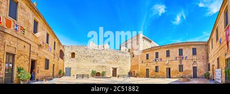 SANLUCAR, SPANIEN - 22. SEPTEMBER 2019: Panorama des mittelalterlichen Castillo de Santiago Schlosshofes mit Museumsgebäuden, Paradeplätzen und Mänteln von ar Stockfoto