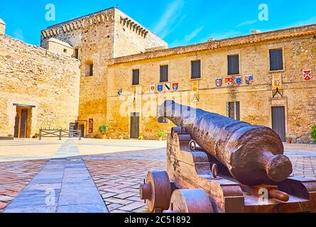 SANLUCAR, SPANIEN - 22. SEPTEMBER 2019: Die alte Kanone im Hof des Castillo de Santiago, am 22. September in Sanlucar Stockfoto