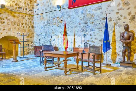 SANLUCAR, SPANIEN - 22. SEPTEMBER 2019: Der historische Saal des Castillo de Santiago, am 22. September in Sanlucar Stockfoto