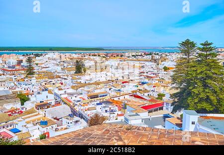 Luftaufnahme auf die Altstadt mit weißen Häusern, großen Kirchen von Santo Domingo und San Francisco, die Mündung des Guadalquivir Flusses, Sanlu Stockfoto