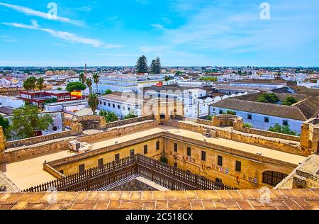 SANLUCAR, SPANIEN - 22. SEPTEMBER 2019: Die obere Ansicht der Stadt vom Turm des Santiago Castle, Beobachtung von Ziegeldächern von Sherry Weingütern und Wohnräumen, auf Stockfoto