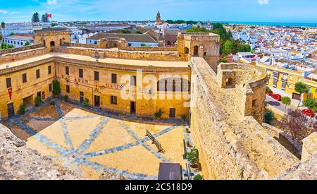 SANLUCAR, SPANIEN - 22. SEPTEMBER 2019: Panorama vom Turm der Burg Santiago mit seinem mittelalterlichen Hof, Dächer von alten Bodegas Weingüter, weiße Gehäuse und Stockfoto