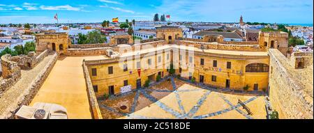 SANLUCAR, SPANIEN - 22. SEPTEMBER 2019: Das Panorama vom Turm von Santiago de Chile aus mit Blick auf den mittelalterlichen Innenhof und die weißen Häuser Stockfoto