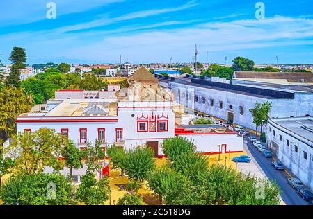 Die Ansicht von oben auf die historische Kirche von San Diego de Alcala, befindet sich neben dem Barrio Alto Gesundheitszentrum, Sanlucar, Spanien Stockfoto