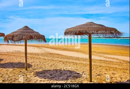 Der goldene Sandstrand Calzada ist der beste Ort, um sich zu entspannen und die Aussicht auf die Mündung des Guadalquivir Flusses zu genießen, der zum Atlantischen Ozean, Sanlucar, Spai fließt Stockfoto