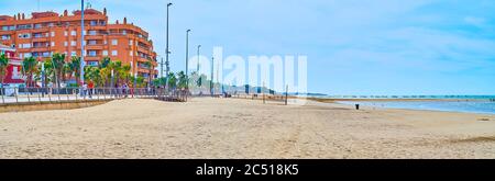 SANLUCAR, SPANIEN - 22. SEPTEMBER 2019: Panorama des Calzada Sandstrandes am Guadalquivir Fluss, Fußgängerpromenade und moderne Wohnhäuser, am Septemb Stockfoto