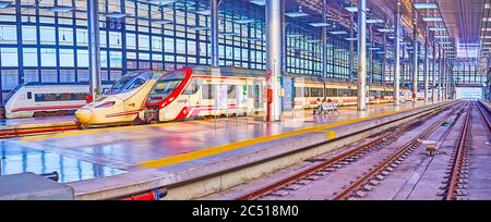 CADIZ, SPANIEN - 22. SEPTEMBER 2019: Panorama des Bahnhofs von Cadiz mit modernen Zügen des Bahnnetzes Renfe, am 22. September in Cadiz Stockfoto