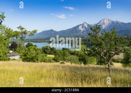 Der Panoramablick auf Ossiachersee, Kärnten, Österreich, im Sommer Stockfoto